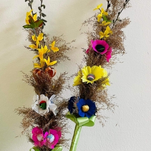 Palma Wielkanocna  z kwiatów z bibuły i materiału, wstążki i naturalnych roślin